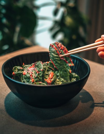 Baby Blattspinat Salat Gericht mit Trüffel Seasam