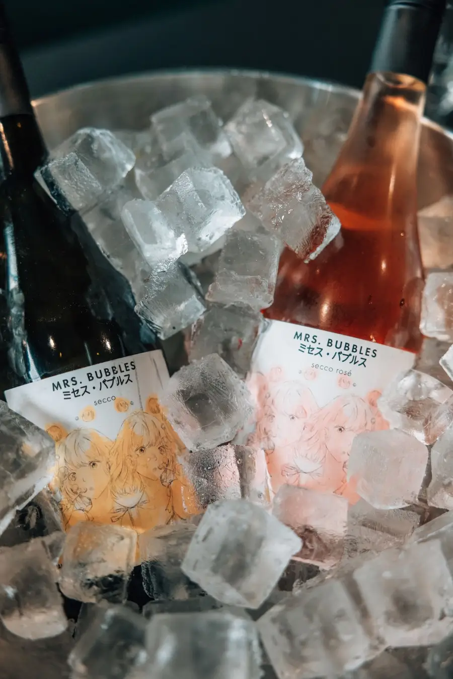 Flaschen Schaumwein im Eiskübel beim Bottomless Lunch