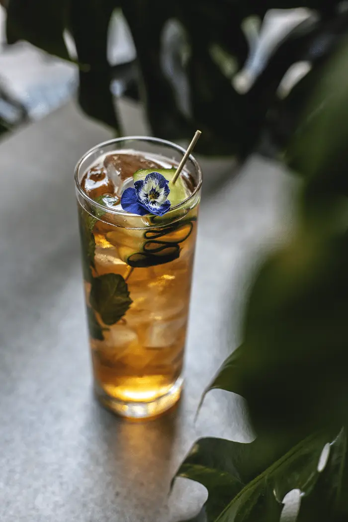 Longdrink auf Eis mit Blütendeko