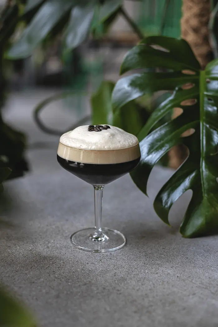 Cocktail mit Kaffee und Schaumkrone im Coupette-Glas