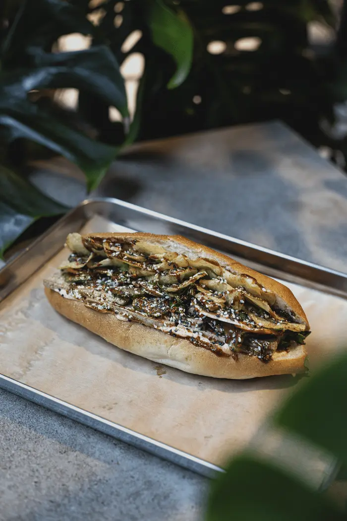 Bánh Mì im Baguette mit Füllung und Sesam