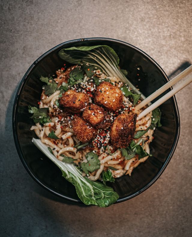 Ein kleiner Einblick in eines der Gerichte die wir für COOK FOR GOOD kreiert haben. ⁠
Mit am Start sind meine Schnibbelhilfen ⁠
@karokauer , @serkaneren⁠
⁠
⁠
⁠
- Udon Bowl mit Crunchy Tofu ⁠
(Auszug aus The Menu "The Tipsy Chef" Asian Fusion Style)⁠
⁠
⁠
Online Koch-Workshop am 23.04.23 um 18 Uhr, der Erlös geht an die Hilfsorganisation Stelp e.V. aus Stuttgart.⁠
⁠
Tickets gibts unter: ⁠
⁠
https://stelp.eu/event/cook-for-good/⁠
⁠
⁠
⁠
⁠
#asianrestaurantstuttgart #baoburger  #banhmi #karokauer #serkaneren #stelpsupporteronsite #banhmiandbubbles  #veganesrestaurantstuttgart #marcelwanek⁠
#asianfood #japanesefood #sushilover⁠
#veganfood #veggies #plantbased⁠
#friedchicken #instafood #burgerlover