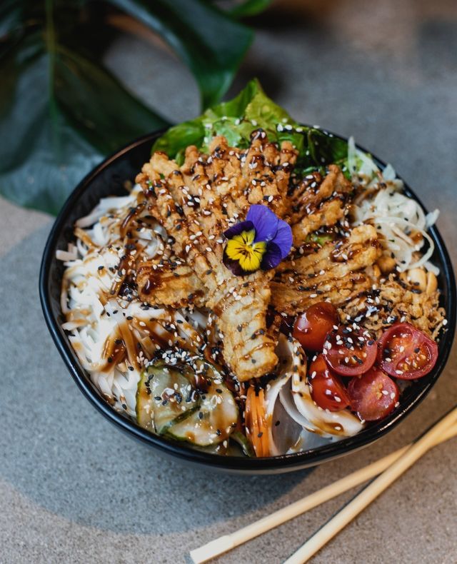 Bowl with Enoki Pilzen im Pankomantel ;-))⁠
#asianrestaurantstuttgart #baoburger  #banhmi #banhmiandbubbles  #veganesrestaurantstuttgart #marcelwanek⁠
#asianfood #japanesefood #sushilover⁠
#veganfood #veggies #plantbased⁠
#friedchicken #instafood #burgerlover