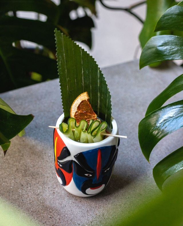 Ming River Mule⁠
Gin I Ming River I fresh lime juice I passion fruit I ginger beer I banana leaf I dehydrate grapefruit I cucumber slice ⁠
⁠
#asiatischesrestaurantstuttgart #banhmiandbubbles  #veganesrestaurantstuttgart #marcelwanek⁠
#plantbased⁠